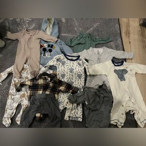 30 pieces of 0-3 month baby clothes. Gender neutral.
